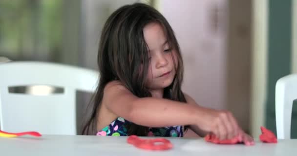 Menina Criança Brincando Com Massa Brincar Criança Criando Com Plasticina — Vídeo de Stock