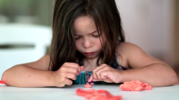 Kind Meisje Speelt Met Spelen Deeg Ambachtelijke Kind Spelen Met — Stockvideo