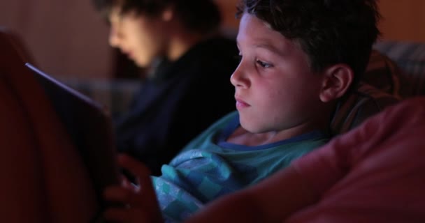 Barn Spiller Videospil Tablet Enhed Natten – Stock-video