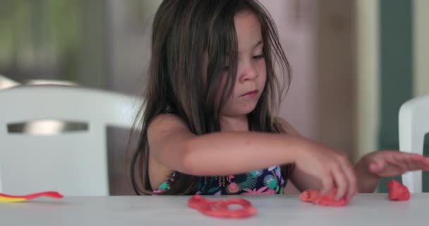 玩面团的小女孩 用塑料做的孩子 — 图库视频影像