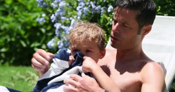 夏の晴れた日の間にタオルで包まれたプールの後に子供の幼児を持つ親 — ストック動画
