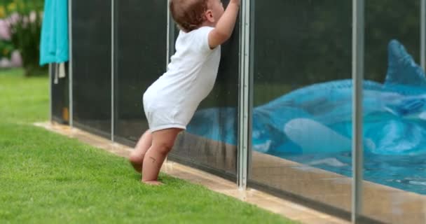 Peuter Baby Staat Bij Zwembad Hek Verdrinking Preventie Beschermingsrooster — Stockvideo