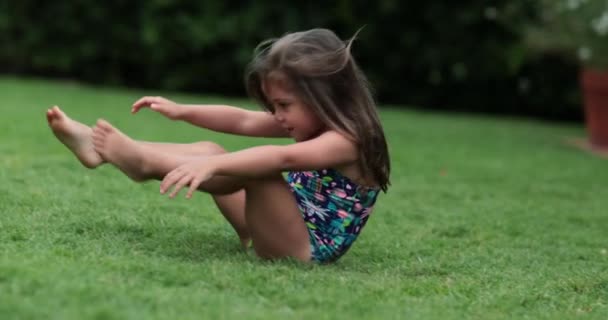 Çocuk Kız Dışarıda Takla Atıyor Küçük Çocuk Çimlerin Üzerinde Yuvarlanıyor — Stok video