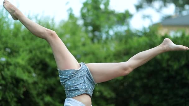 Donna Che Posa Piedi Fuori Mamma Handstand All Aperto — Video Stock