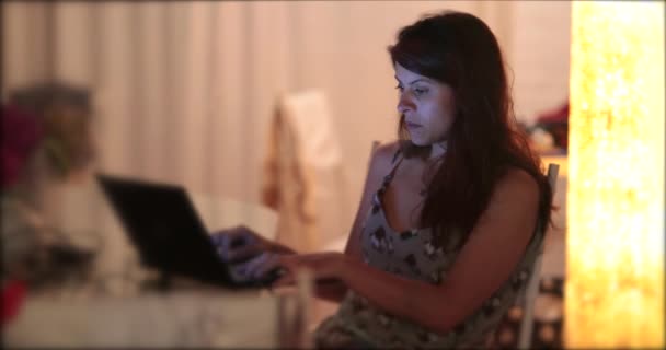 夜にラップトップでインターネットを閲覧することができた女性 — ストック動画