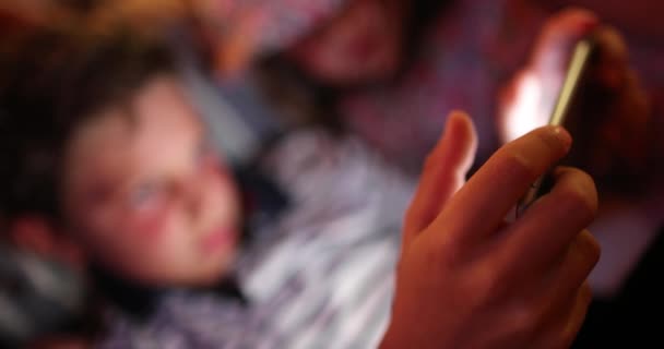 Zbliżenie Urządzenia Tabletem Dla Dzieci Nocy Dzieci Oglądające Film — Wideo stockowe