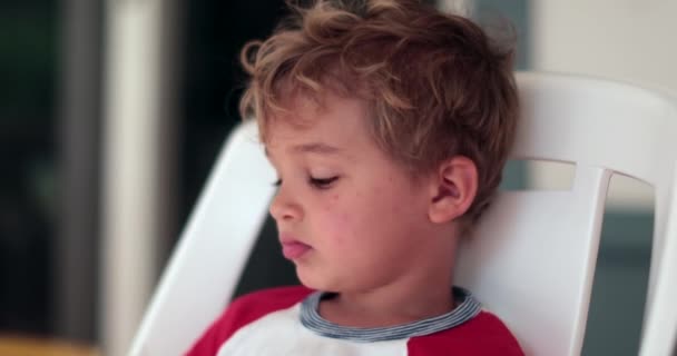 Glad Vacker Barn Småbarn Pojke Ler Och Skrattar Äkta Verkliga — Stockvideo