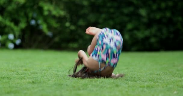 Barnflicka Som Gör Kullerbytta Utomhus Liten Unge Som Ramlar Ute — Stockvideo