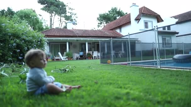 Bébé Dans Herbe Jardin Arrière Cour Extérieure Avec Maison Résidentielle — Video