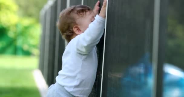 Bambino Bambino Piedi Accanto Alla Recinzione Della Piscina Fuori Prevenzione — Video Stock