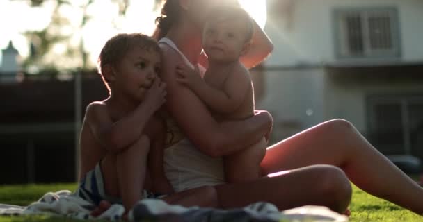 Mãe Com Crianças Jardim Livre Casa — Vídeo de Stock