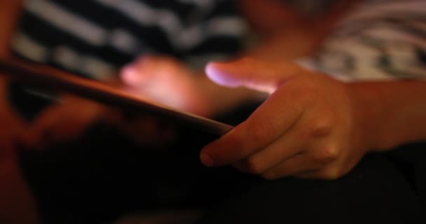 Mãos Criança Segurando Dispositivo Tablet Com Tela Brilhante Noite — Vídeo de Stock