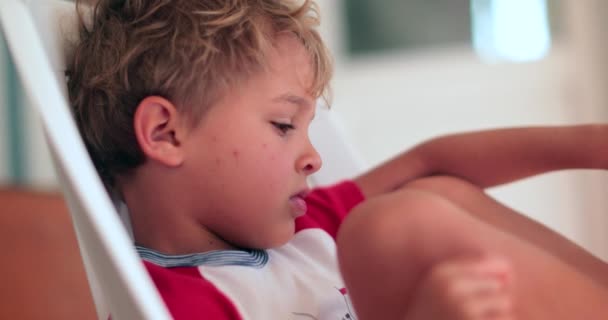 Niño Rubio Guapo Contemplativo Cara Niño Pensativo — Vídeo de stock