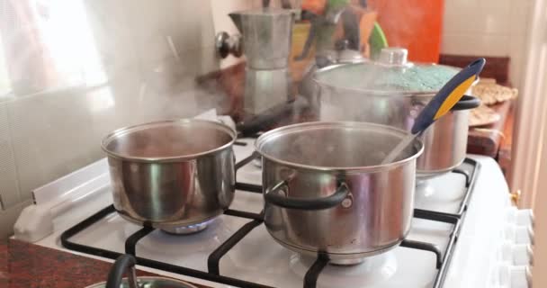Comida Para Cocinar Vapor Saliendo Sartenes Ollas — Vídeo de stock