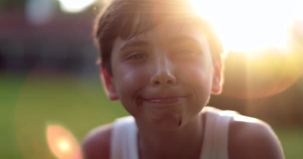 Ένα Παιδί Χαμογελάει Στην Κάμερα Κατά Διάρκεια Χρυσής Λάμψης Πορτρέτο — Αρχείο Βίντεο