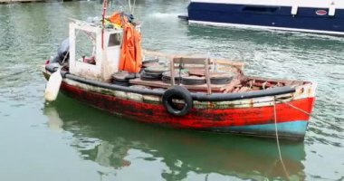 Sahilde küçük bir balıkçı teknesi