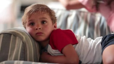 Çocuklar kanepede televizyon izliyor. Çocuk çocuk ekranda hipnotize edildi