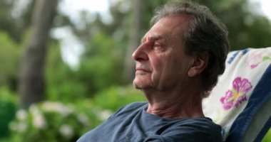 Dışarıdaki düşünceli yaşlı adam, düşünceli düşünceli son sınıf öğrencisi.