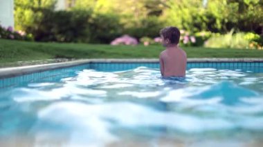 Yaz tatili boyunca bilardoda çocuğun gizli arka yüzü