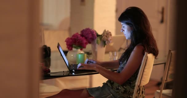 Őszinte Laptop Előtt Éjszaka Dolgozik Valós Élet Üzletasszony Előtt Számítógép — Stock videók