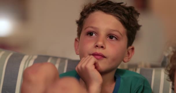 Παιδί Πρόσωπο Βλέποντας Τηλεόραση Νύχτα Στον Καναπέ — Αρχείο Βίντεο