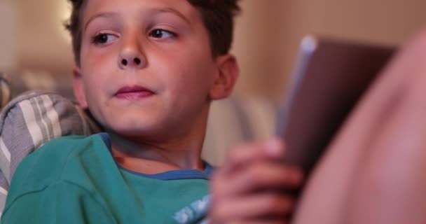 Młody Chłopiec Korzystający Technologii Tabletów Dzieciak Gapiący Się Ekran Nocy — Wideo stockowe