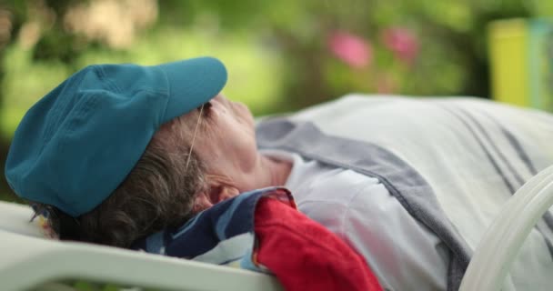 Man Sleeping Lying Older Retired Person Napping Outdoors — ストック動画