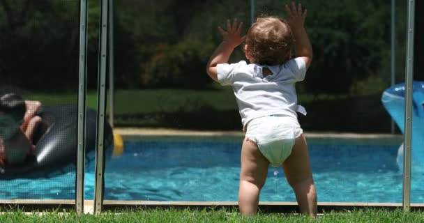 Baby Kind Houden Het Zwembad Hek Kijken Kinderen Spelen Bij — Stockvideo