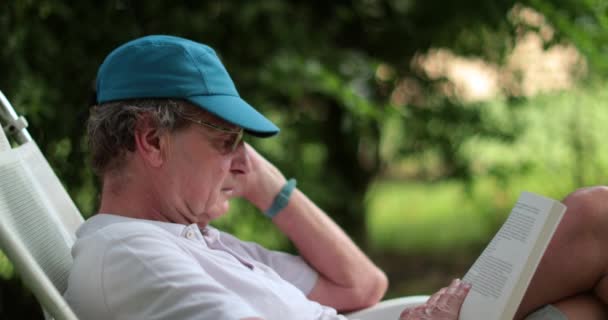 Старший Чоловік Читає Книгу Вулиці Парку — стокове відео