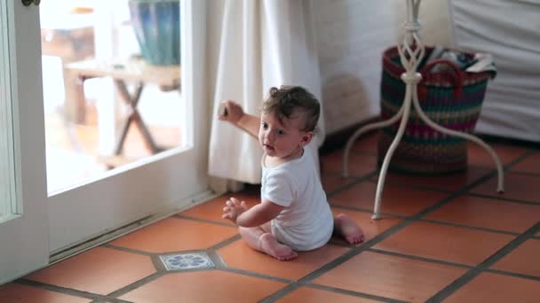 Χαριτωμένο Μωρό Στο Σπίτι Κάθεται Στο Πάτωμα — Αρχείο Βίντεο