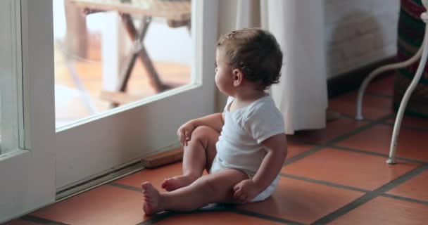 Bebé Pequeño Mirando Afuera Través Una Ventana Cristal Lindo Bebé — Vídeo de stock