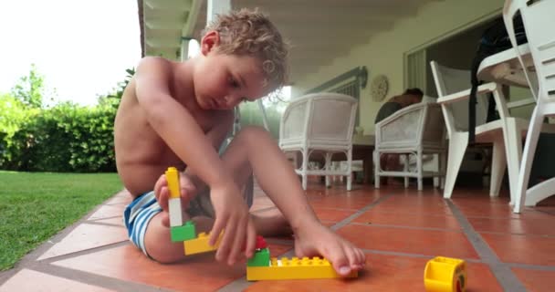Gamin Qui Monte Des Jouets Bloc Enfant Jouant Avec Les — Video