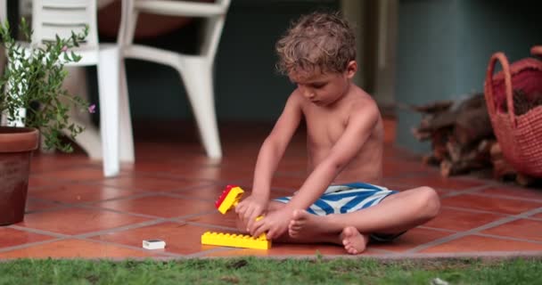 Kreatives Kind Das Sommer Draußen Mit Bauklötzen Spielt Kleinkind Spielt — Stockvideo