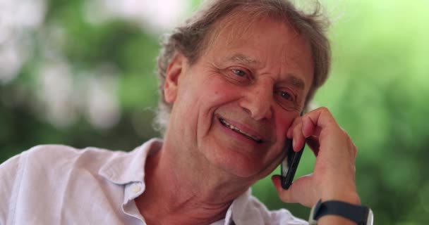 Glad Leende Äldre Man Pratar Telefon Ärlig Senior Person Skrattar — Stockvideo