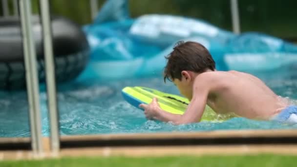 Дитячий Хлопчик Плаває Над Дошкою Серфінгу Басейні — стокове відео