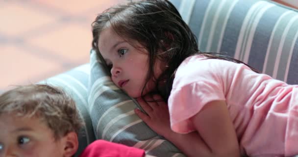 Anak Anak Berbaring Sofa Pada Malam Hari Menonton Televisi — Stok Video