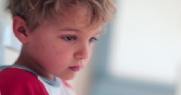 Niño Pequeño Sentado Relajado Niño Pequeño Pensando Vida — Vídeos de Stock