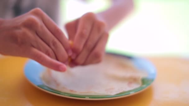 Nahaufnahme Von Hand Die Zitrone Pfannkuchen Presst Kinderhände Rollen Und — Stockvideo