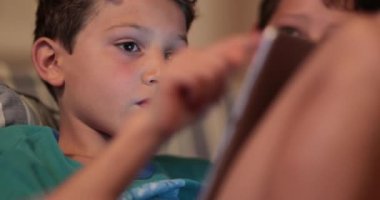Tablet cihaz teknolojisi kullanan çocuk, geceleri video oyunu oynayan gizli çocuk.