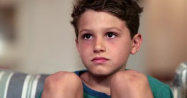 Geceleri kanepede düşünceli çocuk yüzü. Düşünceli çocuk.