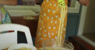 Öğlen yemeğinde makarna servisi yapan dürüst bir adam.