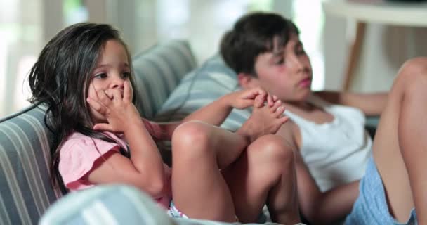Bambini Casa Guardare Posata Sul Divano — Video Stock