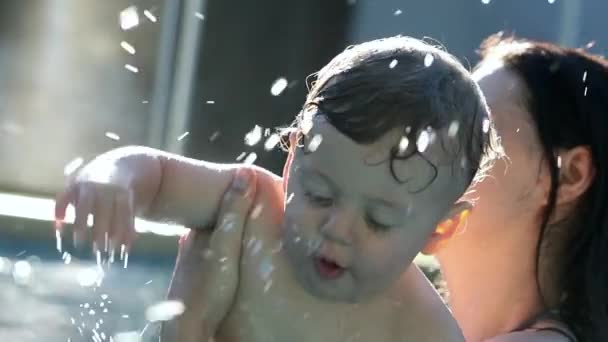 Mãe Bebê Criança Juntos Piscina Salpicando Água — Vídeo de Stock