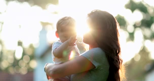 Matka Trzyma Dziecko Podczas Pięknego Zachodu Słońca Złotą Godzinę Obiektyw — Wideo stockowe