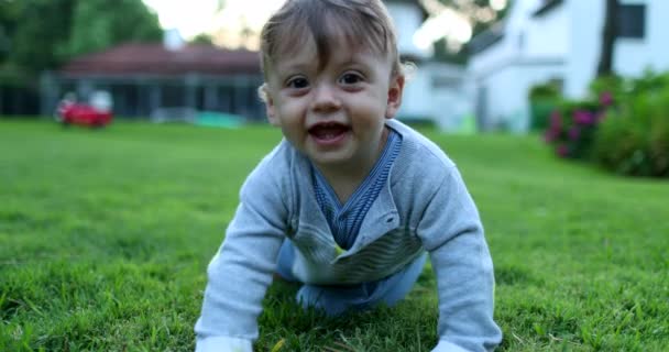 Bebê Voltando Rastejando Direção Câmera Criança Infantil Jardim Livre Casa — Vídeo de Stock