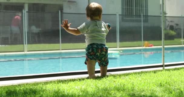 Bebê Infantil Encostado Cerca Piscina Com Bola Criança Brincando Fora — Vídeo de Stock