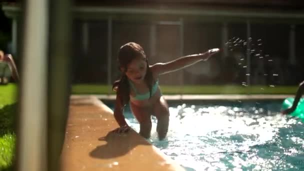 Дівчина Розбризкує Воду Повільному Русі Ногами Біля Басейну Дитина Грає — стокове відео