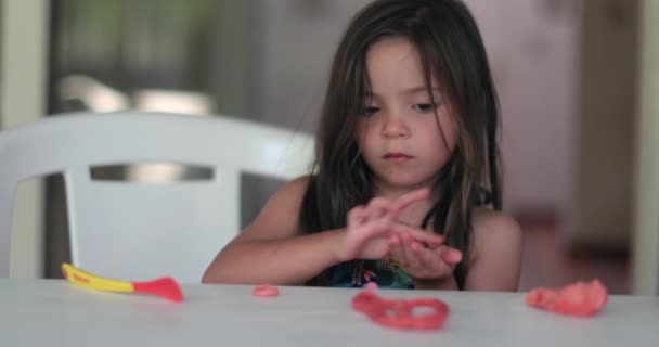 Маленька Дівчинка Грає Тістом Малюк Розробляє Створює — стокове відео