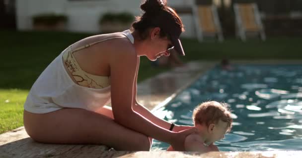 Mother Poolside Baby Infant Summer Day Toddler Child Pool — Vídeo de Stock