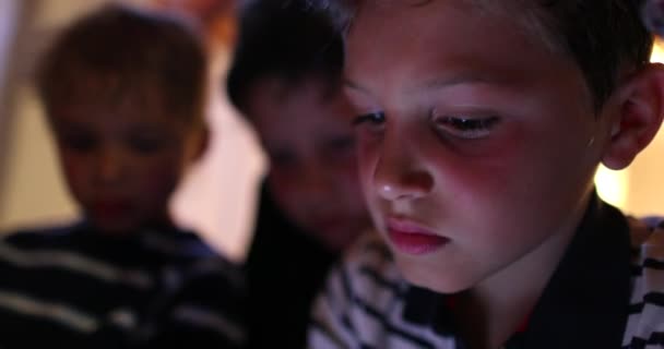Gyerekek Képernyő Előtt Gyerekek Használ Tech Eszköz Képernyő Fény Izzó — Stock videók